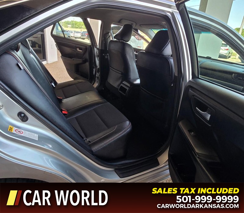 Toyota Camry Vehicle Full-screen Gallery Image 12