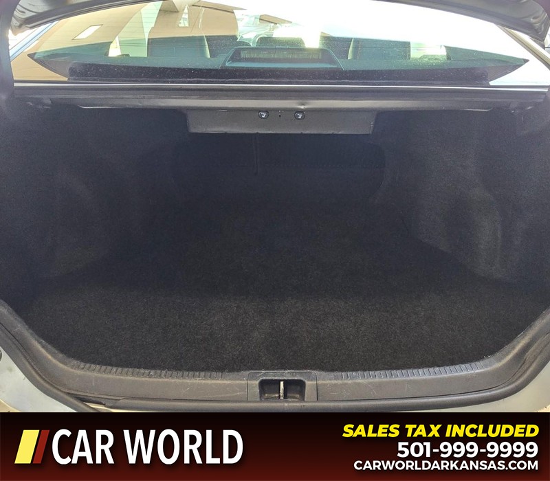 Toyota Camry Vehicle Full-screen Gallery Image 13