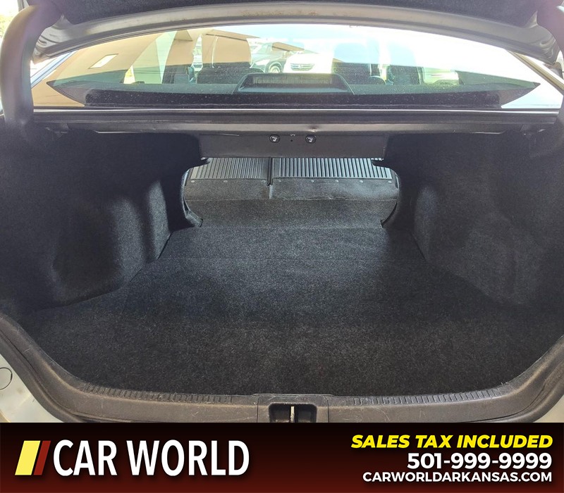 Toyota Camry Vehicle Full-screen Gallery Image 14