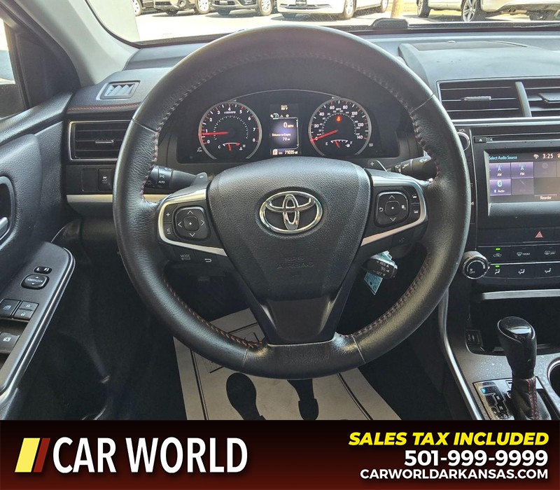 Toyota Camry Vehicle Full-screen Gallery Image 15
