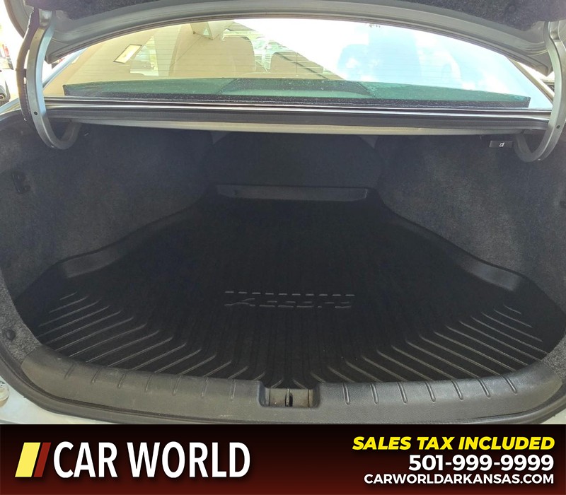Honda Accord Sedan Vehicle Full-screen Gallery Image 13