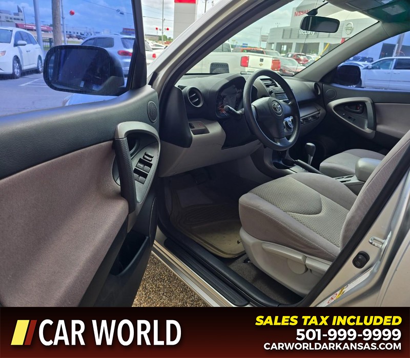 Toyota RAV4 Vehicle Full-screen Gallery Image 7