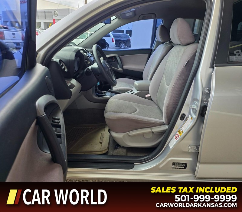 Toyota RAV4 Vehicle Full-screen Gallery Image 8