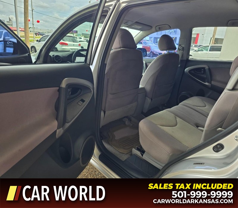 Toyota RAV4 Vehicle Full-screen Gallery Image 9