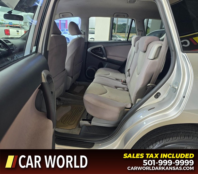 Toyota RAV4 Vehicle Full-screen Gallery Image 10