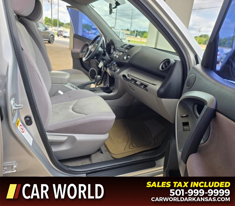 Toyota RAV4 Vehicle Full-screen Gallery Image 11
