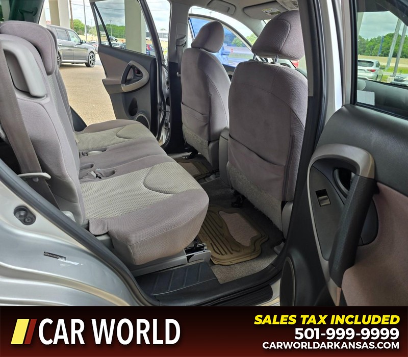 Toyota RAV4 Vehicle Full-screen Gallery Image 12