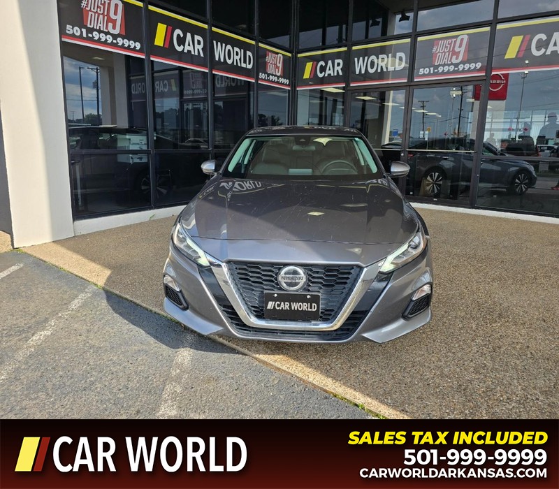 Nissan Altima Vehicle Full-screen Gallery Image 2