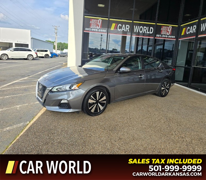 Nissan Altima Vehicle Full-screen Gallery Image 3