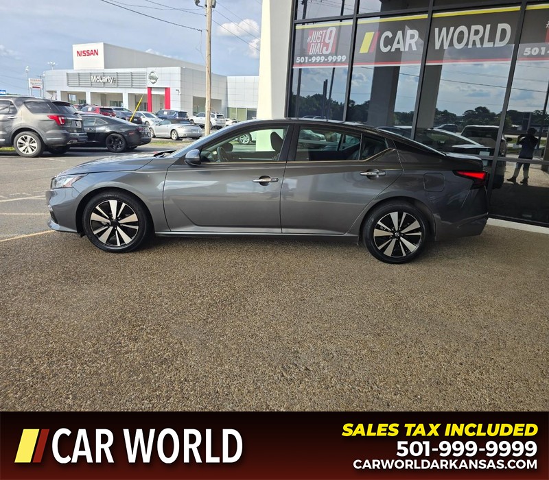Nissan Altima Vehicle Full-screen Gallery Image 4