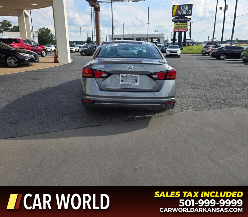 Nissan Altima Vehicle Full-screen Gallery Image 5