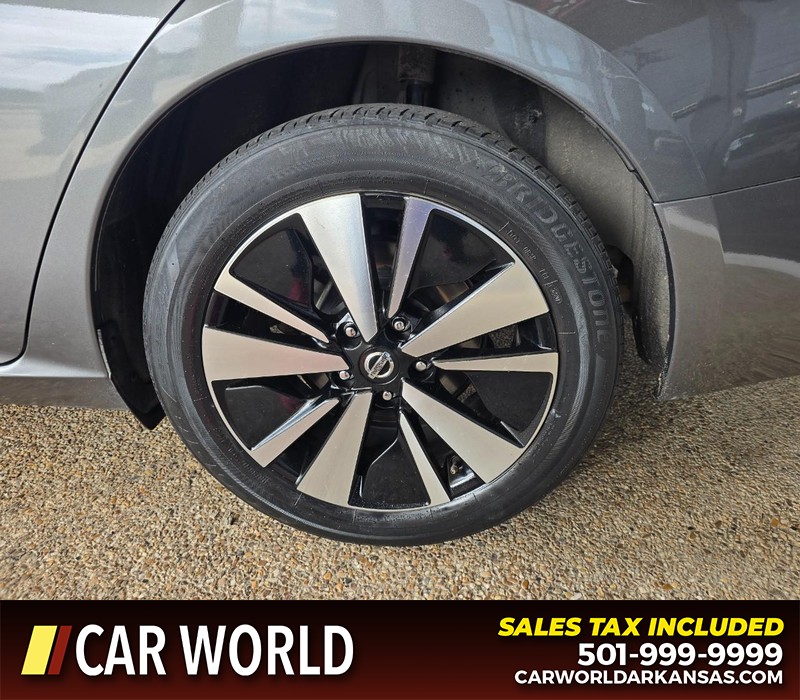 Nissan Altima Vehicle Full-screen Gallery Image 6