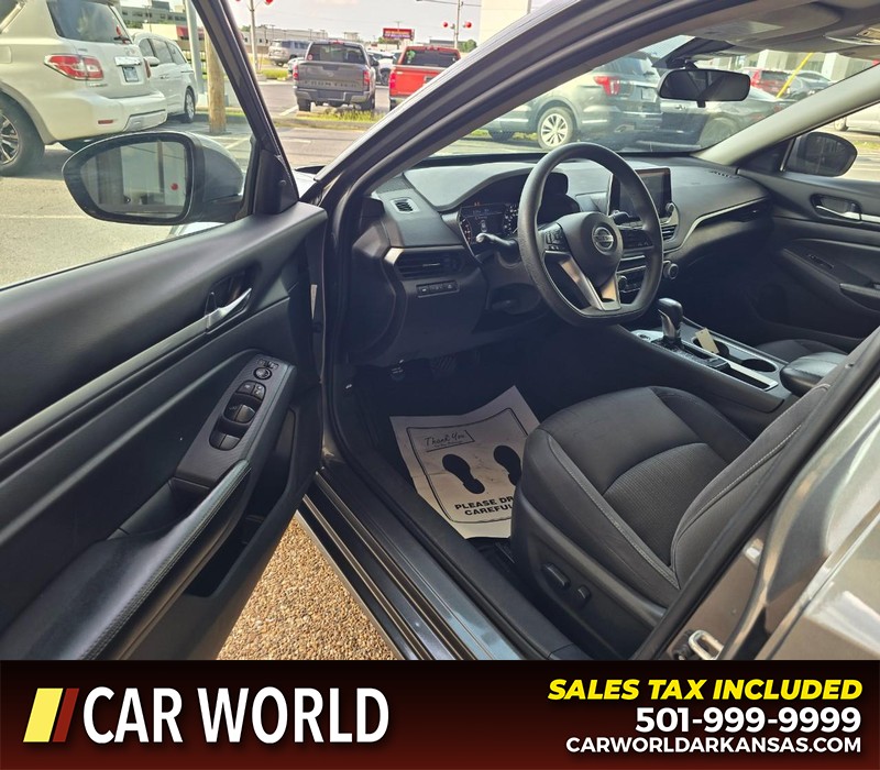 Nissan Altima Vehicle Full-screen Gallery Image 7