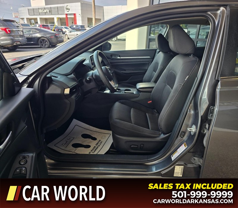 Nissan Altima Vehicle Full-screen Gallery Image 8