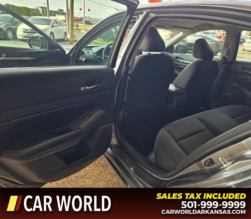 Nissan Altima Vehicle Full-screen Gallery Image 10
