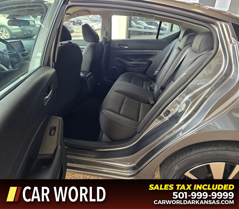 Nissan Altima Vehicle Full-screen Gallery Image 11
