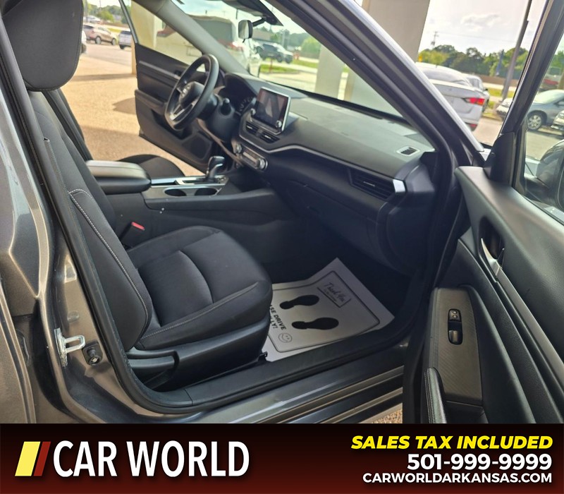 Nissan Altima Vehicle Full-screen Gallery Image 12
