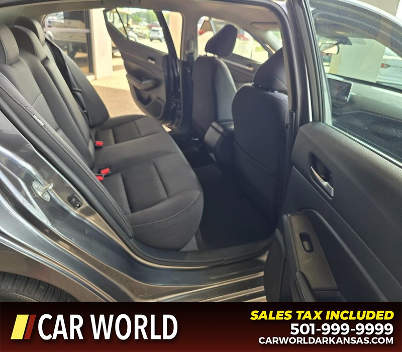 Nissan Altima Vehicle Full-screen Gallery Image 13