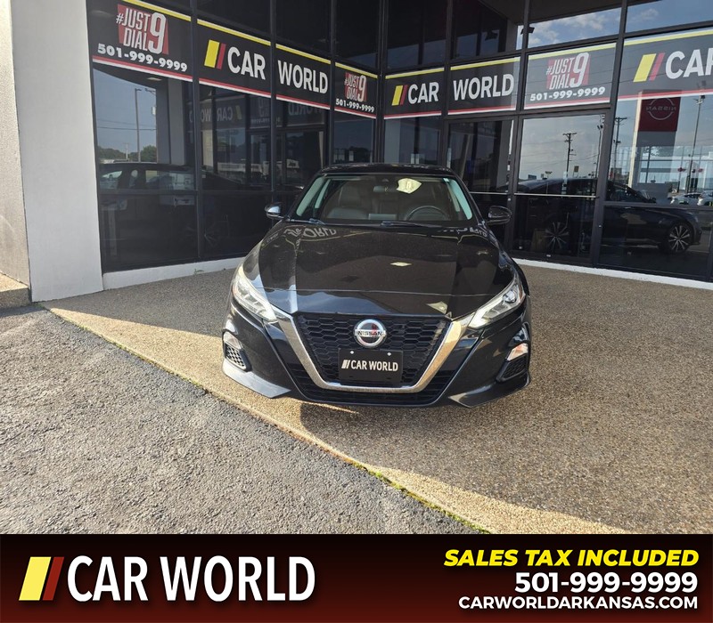 Nissan Altima Vehicle Full-screen Gallery Image 2
