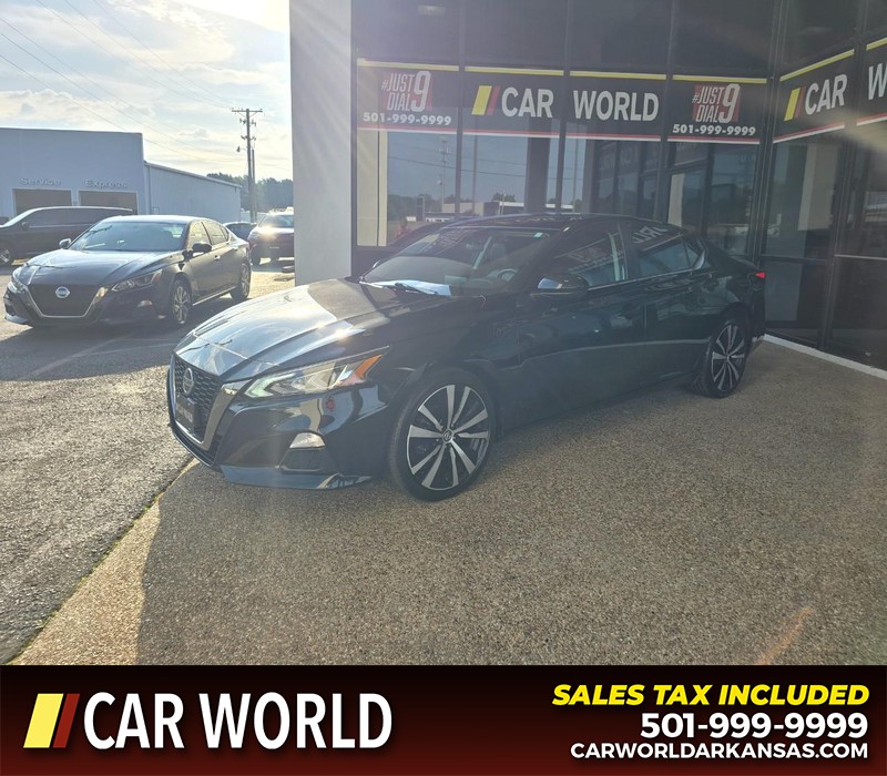 Nissan Altima Vehicle Full-screen Gallery Image 3