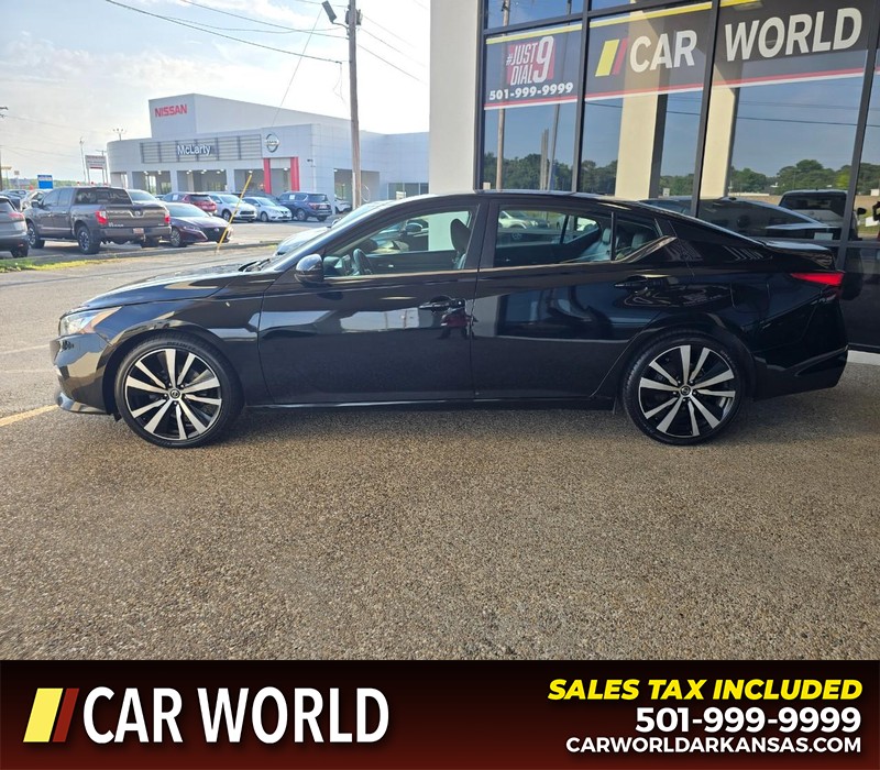 Nissan Altima Vehicle Full-screen Gallery Image 4