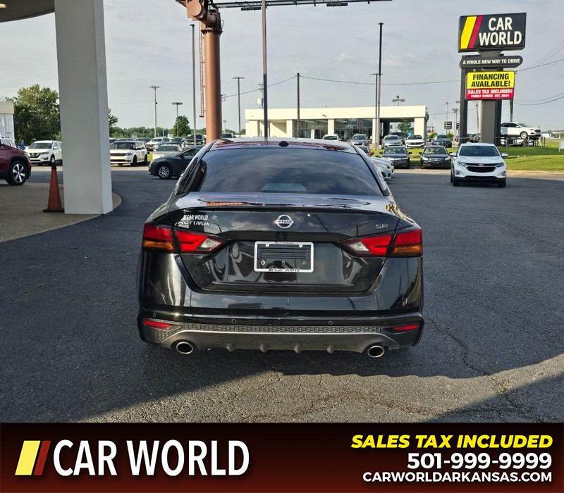 Nissan Altima Vehicle Full-screen Gallery Image 5
