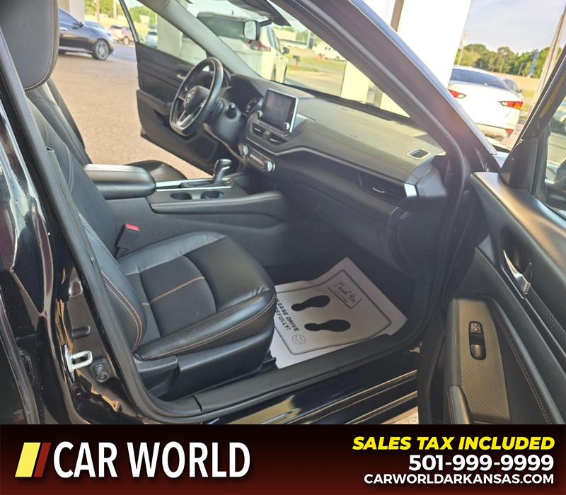Nissan Altima Vehicle Full-screen Gallery Image 11