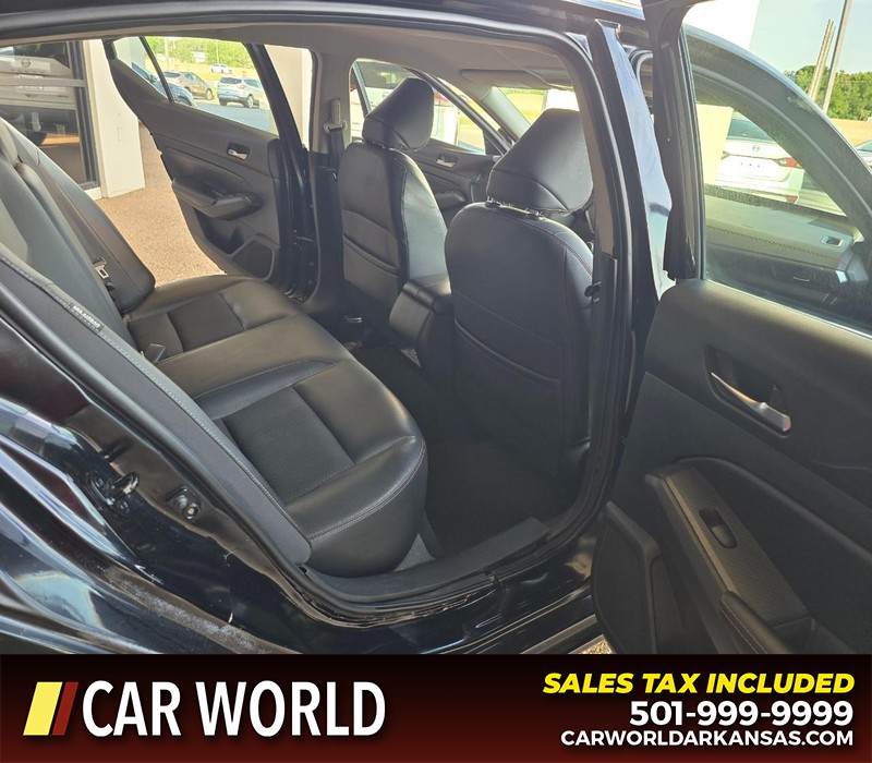 Nissan Altima Vehicle Full-screen Gallery Image 12