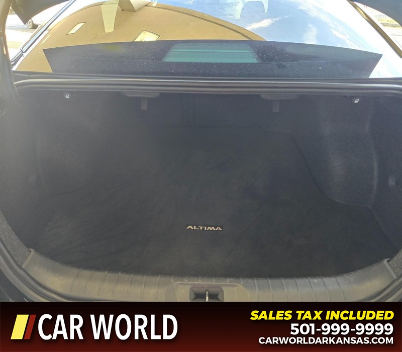 Nissan Altima Vehicle Full-screen Gallery Image 13
