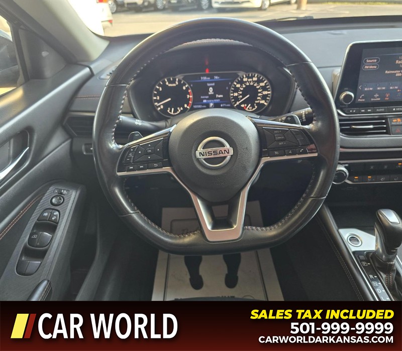 Nissan Altima Vehicle Full-screen Gallery Image 15