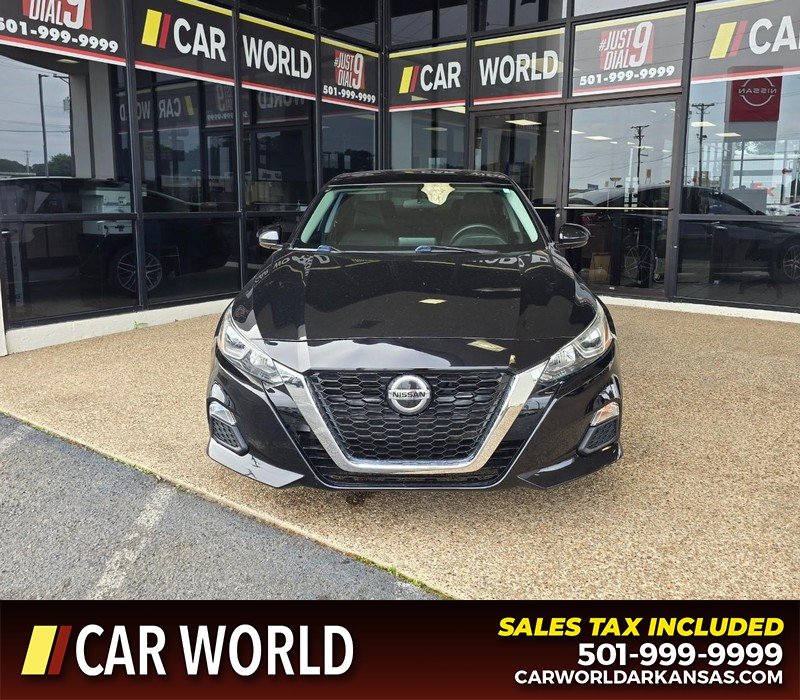 Nissan Altima Vehicle Full-screen Gallery Image 2
