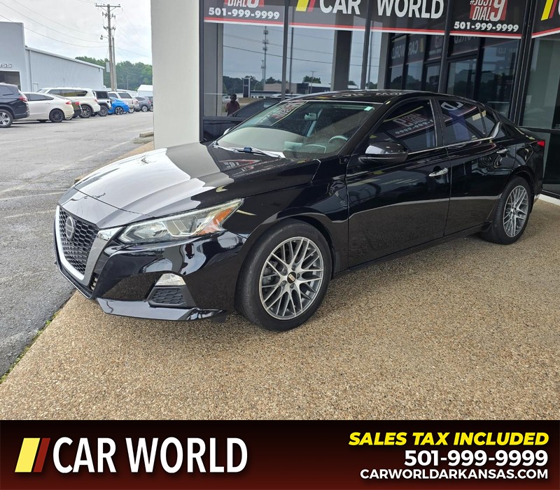 Nissan Altima Vehicle Full-screen Gallery Image 3