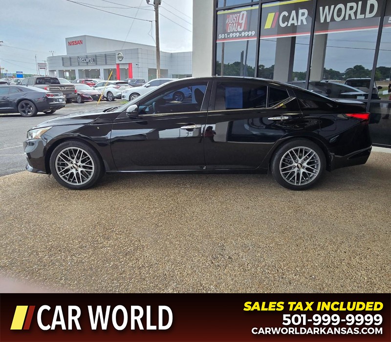 Nissan Altima Vehicle Full-screen Gallery Image 4