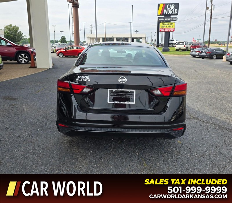 Nissan Altima Vehicle Full-screen Gallery Image 5