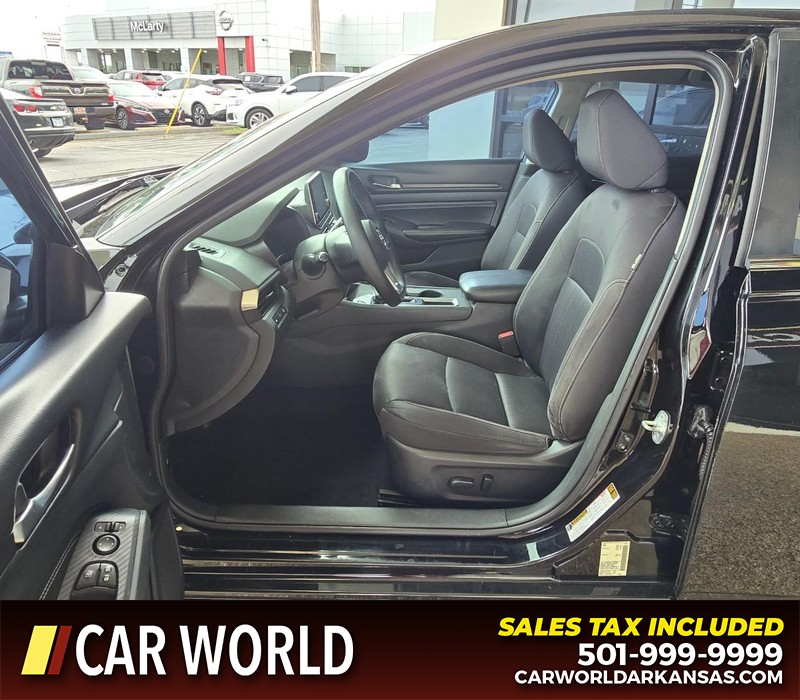 Nissan Altima Vehicle Full-screen Gallery Image 8