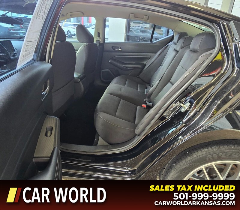 Nissan Altima Vehicle Full-screen Gallery Image 10