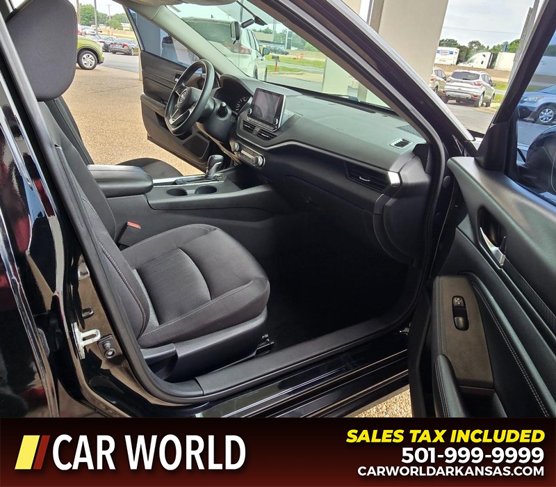 Nissan Altima Vehicle Full-screen Gallery Image 11