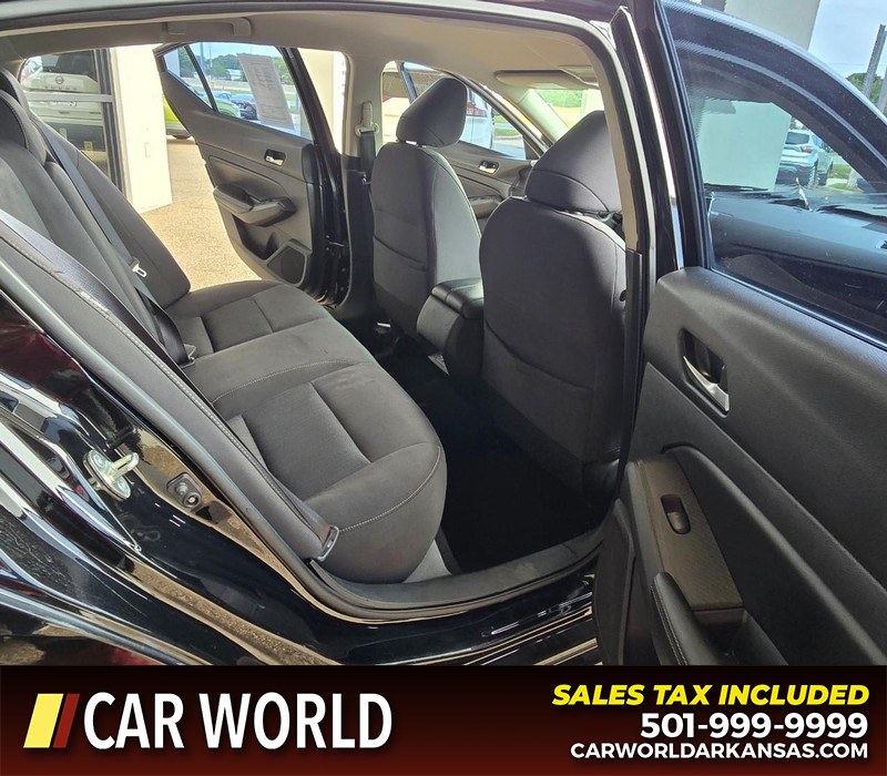 Nissan Altima Vehicle Full-screen Gallery Image 12