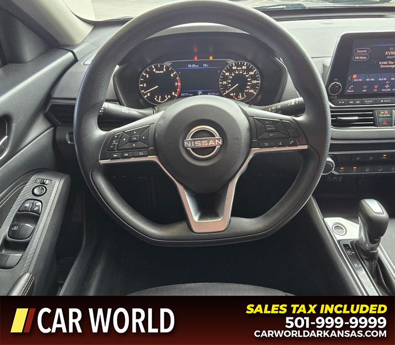 Nissan Altima Vehicle Full-screen Gallery Image 15