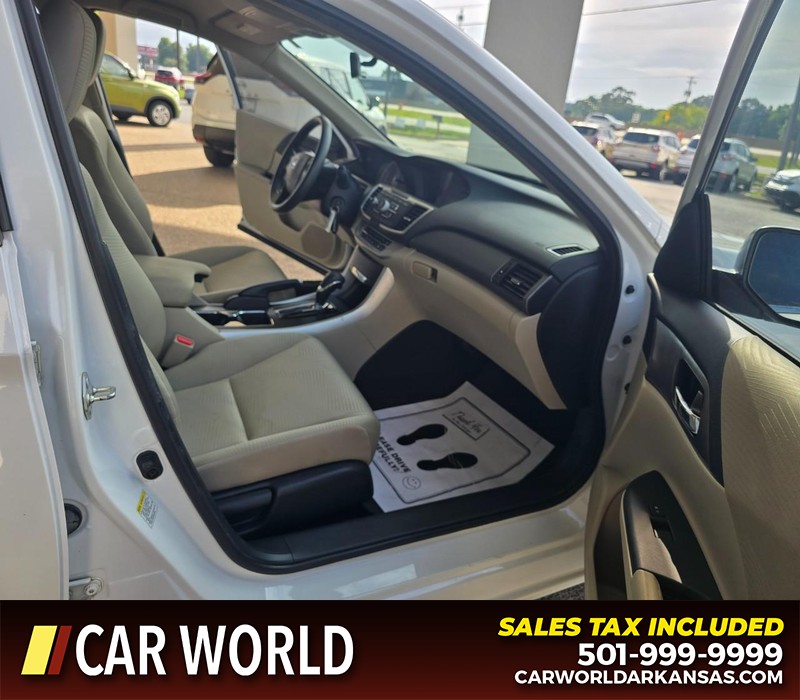 Honda Accord Sedan Vehicle Full-screen Gallery Image 11