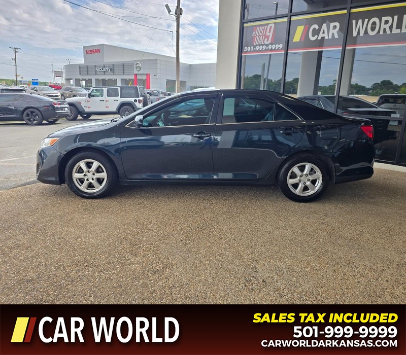 Toyota Camry Vehicle Full-screen Gallery Image 4