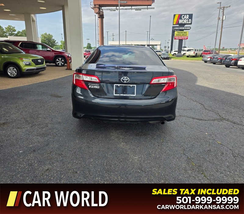 Toyota Camry Vehicle Full-screen Gallery Image 5