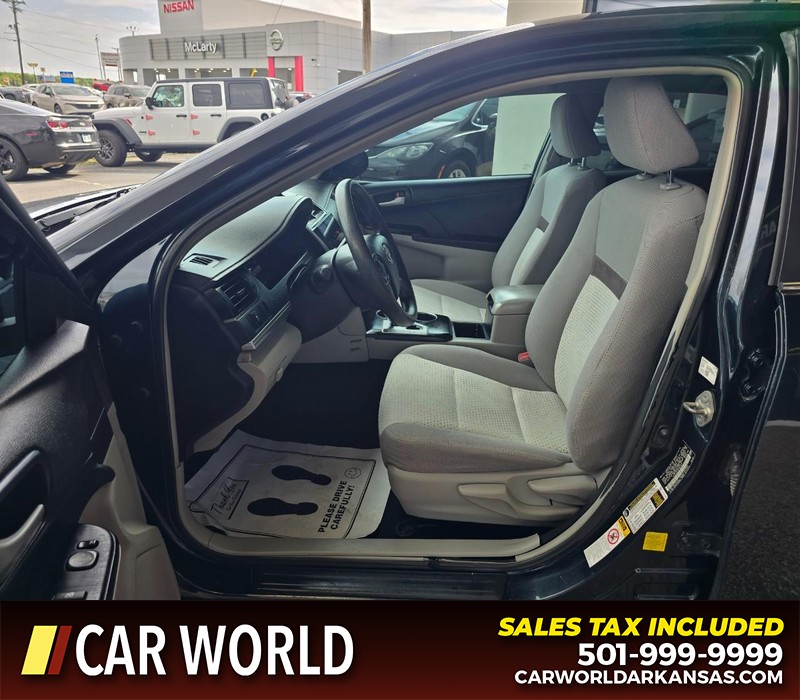 Toyota Camry Vehicle Full-screen Gallery Image 8