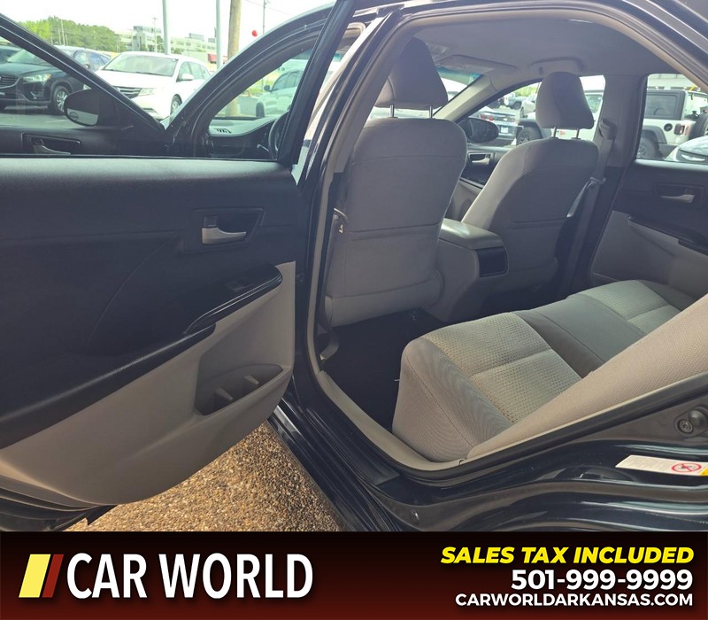 Toyota Camry Vehicle Full-screen Gallery Image 9