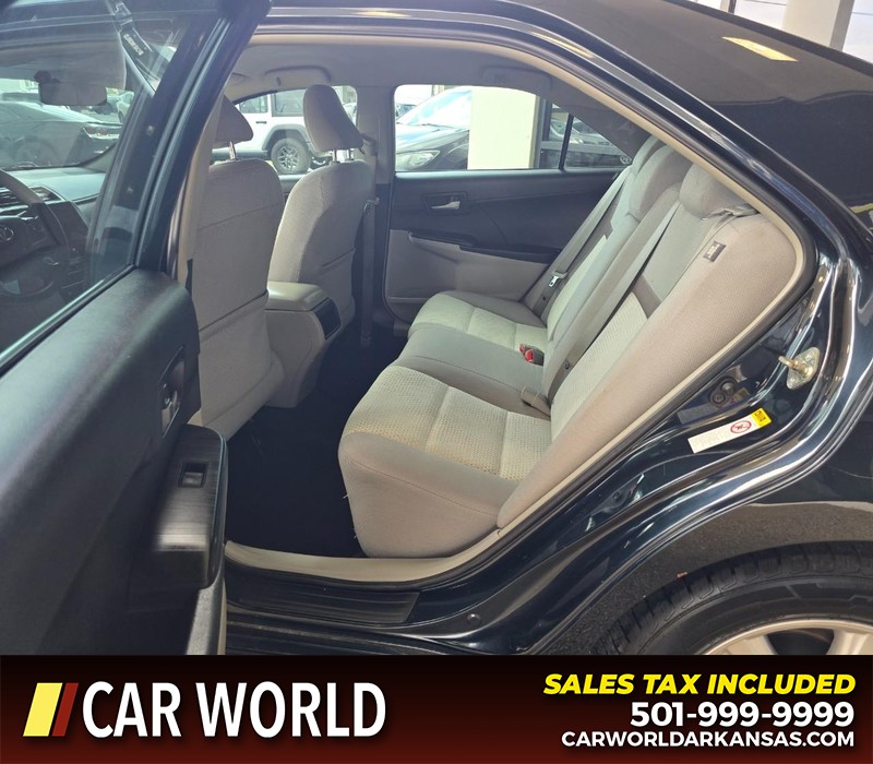 Toyota Camry Vehicle Full-screen Gallery Image 10