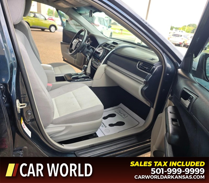 Toyota Camry Vehicle Full-screen Gallery Image 11