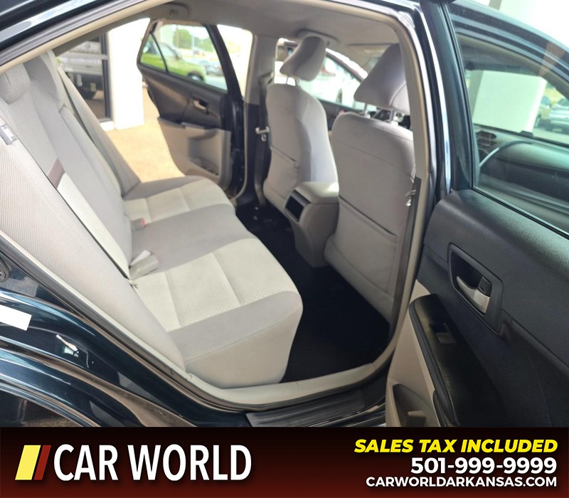 Toyota Camry Vehicle Full-screen Gallery Image 12