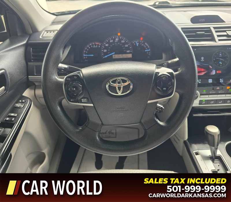 Toyota Camry Vehicle Full-screen Gallery Image 15