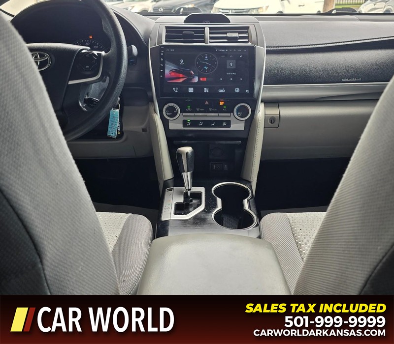 Toyota Camry Vehicle Full-screen Gallery Image 18