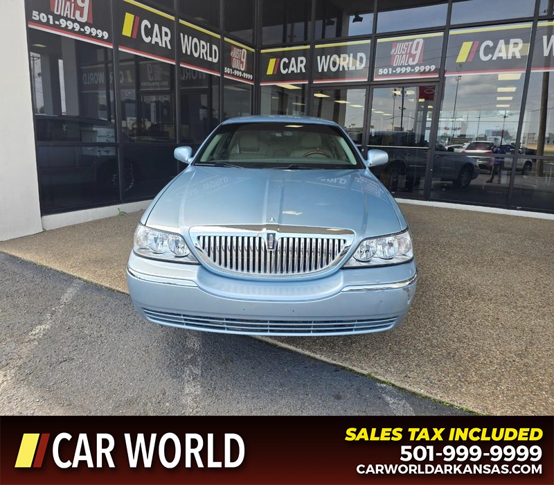 Lincoln Town Car Vehicle Full-screen Gallery Image 2